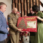 Finał akcji "Choinka pod choinkę". Dzień pierwszy. Na zdjęciu (od lewej): Jarosław Rusiecki - senator RP, płk. Paweł Chabielski - dowódca Centrum Przygotowań do Misji Zagranicznych w Kielcach, Magdalena Sitek / Marzena Mąkosa / Radio Kielce