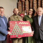 Finał akcji "Choinka pod choinkę". Dzień pierwszy. Na zdjęciu (od lewej): Jarosław Rusiecki - senator RP, płk. Paweł Chabielski - dowódca Centrum Przygotowań do Misji Zagranicznych w Kielcach, Magdalena Sitek i prof. Stanisław Adamczak - były rektor Politechniki Świętokrzyskiej / Marzena Mąkosa / Radio Kielce