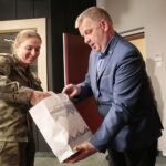 Finał akcji "Choinka pod choinkę". Dzień pierwszy. Na zdjęciu por. Katarzyna Rzadkowska - oficer prasowy CPdMZ i Jarosław Rusiecki - senator RP / Marzena Mąkosa / Radio Kielce