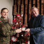 Finał akcji "Choinka pod choinkę". Dzień pierwszy. Na zdjęciu por. Katarzyna Rzadkowska - oficer prasowy CPdMZ i Jarosław Rusiecki - senator RP / Marzena Mąkosa / Radio Kielce