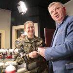 Finał akcji "Choinka pod choinkę". Dzień pierwszy. Na zdjęciu: por. Katarzyna Rzadkowska - oficer prasowy CPdMZ i Jarosław Rusiecki - senator RP / Marzena Mąkosa / Radio Kielce