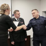 Podsumowanie projektu "Akademia Bezpieczeństwa" w Komendzie Miejskiej Policji w Kielcach. Na zdjęciu (od lewej): Katarzyna Banasik, bryg. mgr Sławomir Karwat - komendant Miejski Państwowej Straży Pożarnej w Kielcach i podinsp. Piotr Zalewski - komendant Miejski Policji w Kielcach / Marzena Mąkosa / Radio Kielce