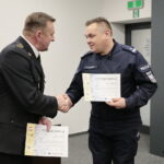 Podsumowanie projektu "Akademia Bezpieczeństwa" w Komendzie Miejskiej Policji w Kielcach. Na zdjęciu (od lewej): bryg. mgr Sławomir Karwat - komendant Miejski Państwowej Straży Pożarnej w Kielcach i podinsp. Piotr Zalewski - komendant Miejski Policji w Kielcach / Marzena Mąkosa / Radio Kielce