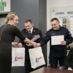 Podsumowanie projektu "Akademia Bezpieczeństwa" w Komendzie Miejskiej Policji w Kielcach. Na zdjęciu (od lewej): Katarzyna Banasik, bryg. mgr Sławomir Karwat - komendant Miejski Państwowej Straży Pożarnej w Kielcach i podinsp. Piotr Zalewski - komendant Miejski Policji w Kielcach / Marzena Mąkosa / Radio Kielce