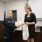 Podsumowanie projektu "Akademia Bezpieczeństwa" w Komendzie Miejskiej Policji w Kielcach. Dyplomy wręcza Katarzyna Banasik / Marzena Mąkosa / Radio Kielce