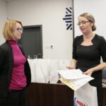 Podsumowanie projektu "Akademia Bezpieczeństwa" w Komendzie Miejskiej Policji w Kielcach. Dyplomy wręcza Katarzyna Banasik / Marzena Mąkosa / Radio Kielce