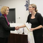 Podsumowanie projektu "Akademia Bezpieczeństwa" w Komendzie Miejskiej Policji w Kielcach. Dyplomy wręcza Katarzyna Banasik / Marzena Mąkosa / Radio Kielce