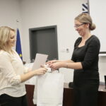 Podsumowanie projektu "Akademia Bezpieczeństwa" w Komendzie Miejskiej Policji w Kielcach. Dyplomy wręcza Katarzyna Banasik / Marzena Mąkosa / Radio Kielce