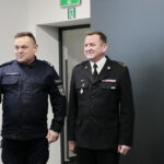 Podsumowanie projektu "Akademia Bezpieczeństwa" w Komendzie Miejskiej Policji w Kielcach. Na zdjęciu (od lewej): podinsp. Piotr Zalewski - komendant Miejski Policji w Kielcach i bryg. mgr Sławomir Karwat - komendant Miejski Państwowej Straży Pożarnej w Kielcach / Marzena Mąkosa / Radio Kielce
