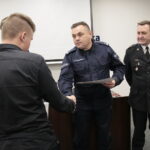 Podsumowanie projektu "Akademia Bezpieczeństwa" w Komendzie Miejskiej Policji w Kielcach. Dyplomy wręczają: podinsp. Piotr Zalewski - komendant Miejski Policji w Kielcach i bryg. mgr Sławomir Karwat - komendant Miejski Państwowej Straży Pożarnej w Kielcach / Marzena Mąkosa / Radio Kielce