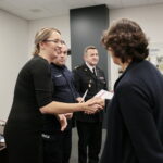 Podsumowanie projektu "Akademia Bezpieczeństwa" w Komendzie Miejskiej Policji w Kielcach. Dyplomy wręczają: Katarzyna Banasik, podinsp. Piotr Zalewski - komendant Miejski Policji w Kielcach i bryg. mgr Sławomir Karwat - komendant Miejski Państwowej Straży Pożarnej w Kielcach / Marzena Mąkosa / Radio Kielce