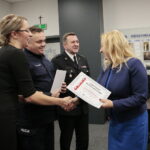 Podsumowanie projektu "Akademia Bezpieczeństwa" w Komendzie Miejskiej Policji w Kielcach. Dyplomy wręczają: Katarzyna Banasik, podinsp. Piotr Zalewski - komendant Miejski Policji w Kielcach i bryg. mgr Sławomir Karwat - komendant Miejski Państwowej Straży Pożarnej w Kielcach / Marzena Mąkosa / Radio Kielce