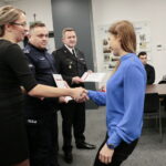 Podsumowanie projektu "Akademia Bezpieczeństwa" w Komendzie Miejskiej Policji w Kielcach. Dyplomy wręczają: Katarzyna Banasik, podinsp. Piotr Zalewski - komendant Miejski Policji w Kielcach i bryg. mgr Sławomir Karwat - komendant Miejski Państwowej Straży Pożarnej w Kielcach / Marzena Mąkosa / Radio Kielce