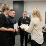 Podsumowanie projektu "Akademia Bezpieczeństwa" w Komendzie Miejskiej Policji w Kielcach. Dyplomy wręczają: Katarzyna Banasik, podinsp. Piotr Zalewski - komendant Miejski Policji w Kielcach i bryg. mgr Sławomir Karwat - komendant Miejski Państwowej Straży Pożarnej w Kielcach / Marzena Mąkosa / Radio Kielce