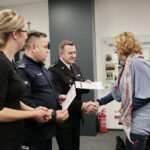 Podsumowanie projektu "Akademia Bezpieczeństwa" w Komendzie Miejskiej Policji w Kielcach. Dyplomy wręczają: Katarzyna Banasik, podinsp. Piotr Zalewski - komendant Miejski Policji w Kielcach i bryg. mgr Sławomir Karwat - komendant Miejski Państwowej Straży Pożarnej w Kielcach / Marzena Mąkosa / Radio Kielce