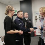 Podsumowanie projektu "Akademia Bezpieczeństwa" w Komendzie Miejskiej Policji w Kielcach. Dyplomy wręczają: Katarzyna Banasik, podinsp. Piotr Zalewski - komendant Miejski Policji w Kielcach i bryg. mgr Sławomir Karwat - komendant Miejski Państwowej Straży Pożarnej w Kielcach / Marzena Mąkosa / Radio Kielce