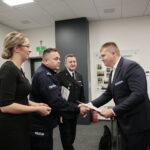 Podsumowanie projektu "Akademia Bezpieczeństwa" w Komendzie Miejskiej Policji w Kielcach. Dyplomy wręczają: Katarzyna Banasik, podinsp. Piotr Zalewski - komendant Miejski Policji w Kielcach i bryg. mgr Sławomir Karwat - komendant Miejski Państwowej Straży Pożarnej w Kielcach / Marzena Mąkosa / Radio Kielce