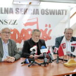 Konferencja prasowa w biurze NSZZ "Solodarność". Na zdjęciu (od lewej): Waldemar Bartosz - przewodniczący świętokrzyskiej "Solidarności", Henryk Ślusarski - Przewodniczący Regionalnej Sekcji Oświaty i Wychowania NSZZ "Solidarność" i Marek Poniewierka - delegat na Zjazd Delegatów Krajowej Sekcji Oświaty i Wychowania NSZZ"Solidarność" / Marzena Mąkosa / Radio Kielce