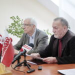 Konferencja prasowa w biurze NSZZ "Solodarność". Na zdjęciu (od lewej): Waldemar Bartosz - przewodniczący świętokrzyskiej "Solidarności" i Henryk Ślusarski - Przewodniczący Regionalnej Sekcji Oświaty i Wychowania NSZZ "Solidarność" / Marzena Mąkosa / Radio Kielce