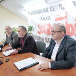 Konferencja prasowa w biurze NSZZ "Solodarność". Na zdjęciu (od lewej): Waldemar Bartosz - przewodniczący świętokrzyskiej "Solidarności", Henryk Ślusarski - Przewodniczący Regionalnej Sekcji Oświaty i Wychowania NSZZ "Solidarność" i Marek Poniewierka - delegat na Zjazd Delegatów Krajowej Sekcji Oświaty i Wychowania NSZZ"Solidarność" / Marzena Mąkosa / Radio Kielce