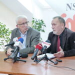 Konferencja prasowa w biurze NSZZ "Solodarność". Na zdjęciu (od lewej): Waldemar Bartosz - przewodniczący świętokrzyskiej "Solidarności" i Henryk Ślusarski - Przewodniczący Regionalnej Sekcji Oświaty i Wychowania NSZZ "Solidarność" / Marzena Mąkosa / Radio Kielce