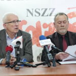 Konferencja prasowa w biurze NSZZ "Solodarność". Na zdjęciu (od lewej): Waldemar Bartosz - przewodniczący świętokrzyskiej "Solidarności" i Henryk Ślusarski - Przewodniczący Regionalnej Sekcji Oświaty i Wychowania NSZZ "Solidarność" / Marzena Mąkosa / Radio Kielce