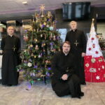 Akcja "Choinka pod choinkę". Ubieranie drzewka przez Ojców Oblatów z Klasztoru Misjonarzy Oblatów Maryi Niepokalanej na Świętym Krzyżu / Marzena Mąkosa / Radio Kielce