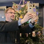 Akcja "Choinka pod choinkę". Ubieranie drzewka przez Ojców Oblatów z Klasztoru Misjonarzy Oblatów Maryi Niepokalanej na Świętym Krzyżu / Marzena Mąkosa / Radio Kielce