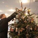 Akcja "Choinka pod choinkę". Ubieranie drzewka przez Ojców Oblatów z Klasztoru Misjonarzy Oblatów Maryi Niepokalanej na Świętym Krzyżu / Marzena Mąkosa / Radio Kielce