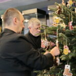 Akcja "Choinka pod choinkę". Ubieranie drzewka przez Ojców Oblatów z Klasztoru Misjonarzy Oblatów Maryi Niepokalanej na Świętym Krzyżu / Marzena Mąkosa / Radio Kielce