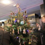 Akcja "Choinka pod choinkę". Ubieranie drzewka przez Ojców Oblatów z Klasztoru Misjonarzy Oblatów Maryi Niepokalanej na Świętym Krzyżu / Marzena Mąkosa / Radio Kielce