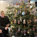 Akcja "Choinka pod choinkę". Ubieranie drzewka przez Ojców Oblatów z Klasztoru Misjonarzy Oblatów Maryi Niepokalanej na Świętym Krzyżu / Marzena Mąkosa / Radio Kielce