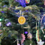 Akcja "Choinka pod choinkę". Ubieranie drzewka przez Ojców Oblatów z Klasztoru Misjonarzy Oblatów Maryi Niepokalanej na Świętym Krzyżu / Marzena Mąkosa / Radio Kielce