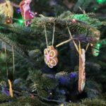 Akcja "Choinka pod choinkę". Ubieranie drzewka przez Ojców Oblatów z Klasztoru Misjonarzy Oblatów Maryi Niepokalanej na Świętym Krzyżu / Marzena Mąkosa / Radio Kielce