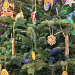 Akcja "Choinka pod choinkę". Ubieranie drzewka przez Ojców Oblatów z Klasztoru Misjonarzy Oblatów Maryi Niepokalanej na Świętym Krzyżu / Marzena Mąkosa / Radio Kielce