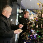 Akcja "Choinka pod choinkę". Ubieranie drzewka przez Ojców Oblatów z Klasztoru Misjonarzy Oblatów Maryi Niepokalanej na Świętym Krzyżu / Marzena Mąkosa / Radio Kielce