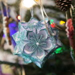 Akcja "Choinka pod choinkę". Ubieranie drzewka przez Ojców Oblatów z Klasztoru Misjonarzy Oblatów Maryi Niepokalanej na Świętym Krzyżu / Marzena Mąkosa / Radio Kielce