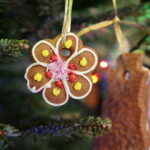 Akcja "Choinka pod choinkę". Ubieranie drzewka przez Ojców Oblatów z Klasztoru Misjonarzy Oblatów Maryi Niepokalanej na Świętym Krzyżu / Marzena Mąkosa / Radio Kielce