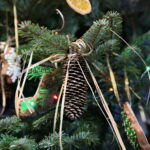 Akcja "Choinka pod choinkę". Ubieranie drzewka przez Ojców Oblatów z Klasztoru Misjonarzy Oblatów Maryi Niepokalanej na Świętym Krzyżu / Marzena Mąkosa / Radio Kielce