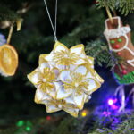 Akcja "Choinka pod choinkę". Ubieranie drzewka przez Ojców Oblatów z Klasztoru Misjonarzy Oblatów Maryi Niepokalanej na Świętym Krzyżu / Marzena Mąkosa / Radio Kielce