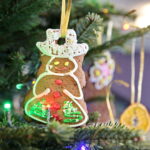 Akcja "Choinka pod choinkę". Ubieranie drzewka przez Ojców Oblatów z Klasztoru Misjonarzy Oblatów Maryi Niepokalanej na Świętym Krzyżu / Marzena Mąkosa / Radio Kielce