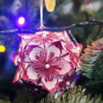 Akcja "Choinka pod choinkę". Ubieranie drzewka przez Ojców Oblatów z Klasztoru Misjonarzy Oblatów Maryi Niepokalanej na Świętym Krzyżu / Marzena Mąkosa / Radio Kielce