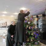 Akcja "Choinka pod choinkę". Ubieranie drzewka przez Ojców Oblatów z Klasztoru Misjonarzy Oblatów Maryi Niepokalanej na Świętym Krzyżu / Marzena Mąkosa / Radio Kielce