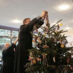 Akcja "Choinka pod choinkę". Ubieranie drzewka przez Ojców Oblatów z Klasztoru Misjonarzy Oblatów Maryi Niepokalanej na Świętym Krzyżu / Marzena Mąkosa / Radio Kielce
