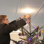 Akcja "Choinka pod choinkę". Ubieranie drzewka przez Ojców Oblatów z Klasztoru Misjonarzy Oblatów Maryi Niepokalanej na Świętym Krzyżu / Marzena Mąkosa / Radio Kielce