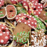 Akcja "Choinka pod choinkę". Ubieranie drzewka przez Ojców Oblatów z Klasztoru Misjonarzy Oblatów Maryi Niepokalanej na Świętym Krzyżu / Marzena Mąkosa / Radio Kielce