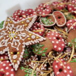 Akcja "Choinka pod choinkę". Ubieranie drzewka przez Ojców Oblatów z Klasztoru Misjonarzy Oblatów Maryi Niepokalanej na Świętym Krzyżu / Marzena Mąkosa / Radio Kielce