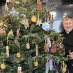 Akcja "Choinka pod choinkę". Ubieranie drzewka przez Ojców Oblatów z Klasztoru Misjonarzy Oblatów Maryi Niepokalanej na Świętym Krzyżu / Marzena Mąkosa / Radio Kielce