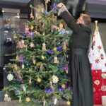 Akcja "Choinka pod choinkę". Ubieranie drzewka przez Ojców Oblatów z Klasztoru Misjonarzy Oblatów Maryi Niepokalanej na Świętym Krzyżu / Marzena Mąkosa / Radio Kielce