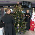 Akcja "Choinka pod choinkę". Ubieranie drzewka przez Ojców Oblatów z Klasztoru Misjonarzy Oblatów Maryi Niepokalanej na Świętym Krzyżu / Marzena Mąkosa / Radio Kielce